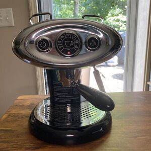 illy X7.1 iperEspresso Machine Black Luca Trazzi With Espresso Capsule Chrome